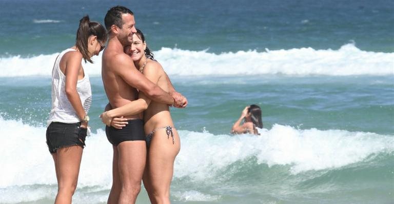 Malvino Salvador curte praia juntinho com Kyra Gracie - AgNews e Foto Rio News