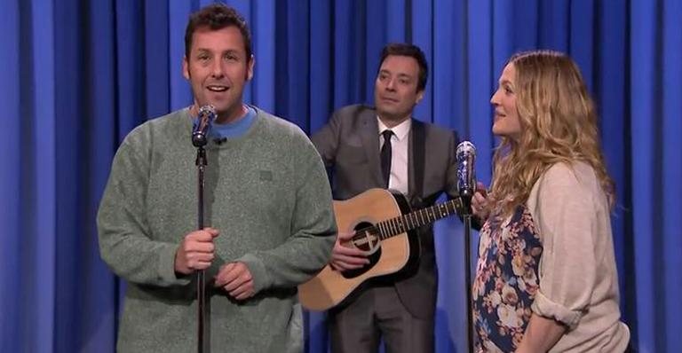 Drew Barrymore e Adam Sandler fazem dueto musical em programa de TV - Reprodução/YouTube