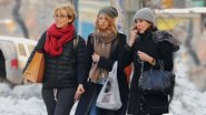 Emma Stone relaxa com as amigas na Big Apple - The Grosby Group