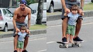 Dom, filho de Piovani, faz manobras no skate - JC Pereira/AgNews