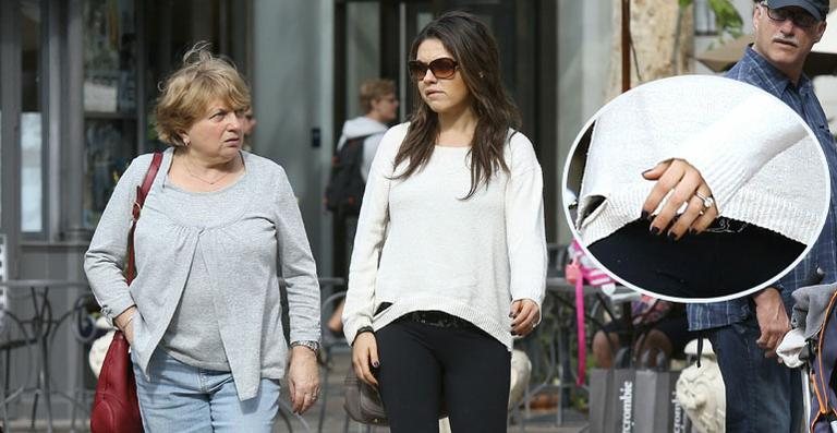 Mila Kunis passeia com sua mãe em West Hollywood - AKM / GSI