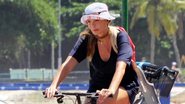 Alexia Dechamps pedala irreconhecível no Leblon - J. Humberto/ AgNews