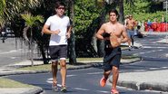 Sandro Pedroso se exercita na orla da Barra - Marcos Ferreira/ Photo Rio News