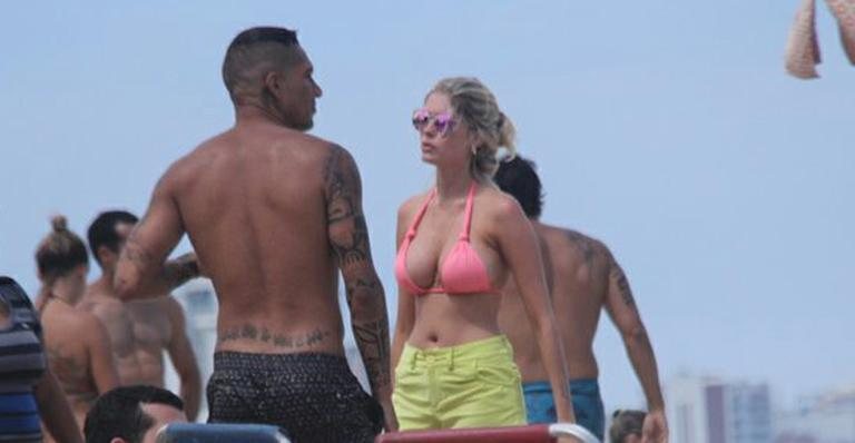 Bárbara Evans curte praia ao lado do namorado, Paolo Guerrero - Delson Silva/AgNews