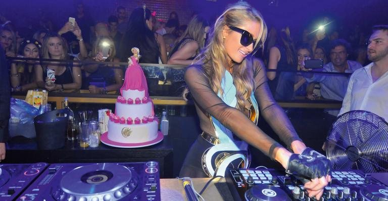 Paris Hilton vai em balada em Jurerê, Florianópolis - Cassiano de Souza/ CBS Imagens e Fernando Willadino