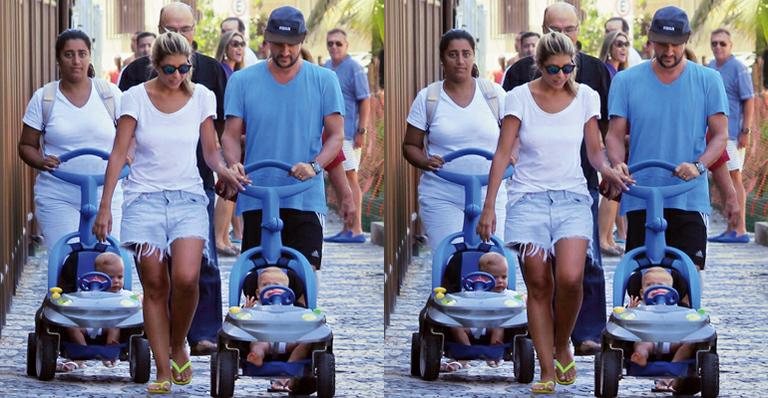 Marcelo Serrado leva os gêmeos para passear - Fabio Moreno/ Photo Rio News