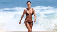 Thaila Ayala exibe corpo mais sarado na praia - Dilson Silva/ AgNews