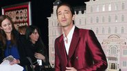 Adrien Brody aposta em terno bordô da D&G - Carlo Allegri/Reuters