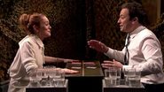 Jimmy Fallon joga água na cara de Lindsay Lohan durante programa de TV - Reprodução/YouTube