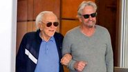 Michael Douglas passeia com pai na Califórnia - The Grosby Group