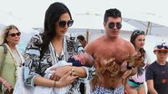 Ao lado da mulher, Simon Cowell leva seu primeiro filho a praia - Fame Flynet/The Grosby Group