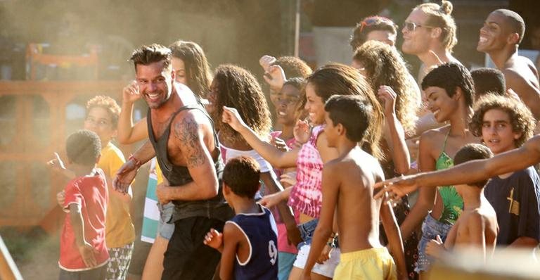 Ricky Martin dança 'Lepo Lepo' e se diverte em praia carioca - Fabio Moreno e Gil Rodrigues/Photo RioNews