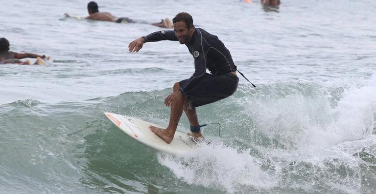 Com a família, Jack Johnson curte o mar carioca - Delson Silva/AgNews