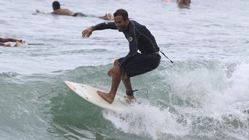 Com a família, Jack Johnson curte o mar carioca - Delson Silva/AgNews