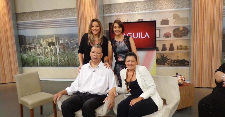 Maguila e sua mulher juntos no programa Mulheres - -