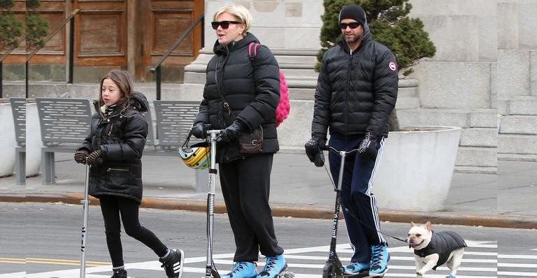 Hugh Jackman anda de patinete em Nova York - AKM-GSI/AKM-GSI