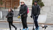 Hugh Jackman anda de patinete em Nova York - AKM-GSI/AKM-GSI