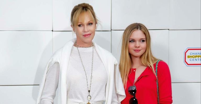 Melanie Griffith e a filha, Stella aplaudem Karl Lagerfeld na Semana de Moda de Paris - Stephane Mahe/Reuters