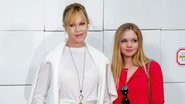 Melanie Griffith e a filha, Stella aplaudem Karl Lagerfeld na Semana de Moda de Paris - Stephane Mahe/Reuters