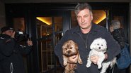 Alec Baldwin passeia em Nova York com os pets - Carlo Allegri/Reuters