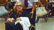 Nathalia Timberg embarca de cadeira de rodas - William Oda/Agnews