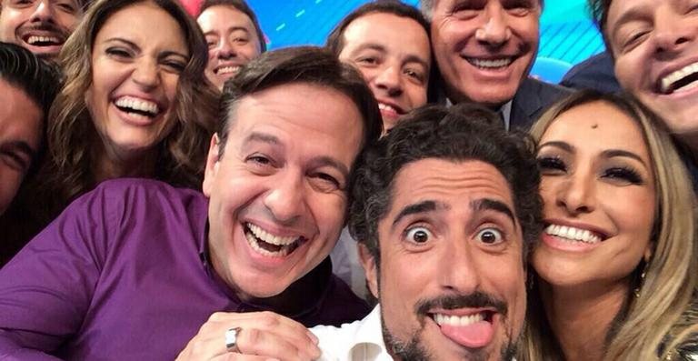 Elenco da Record imita selfie do Oscar - Reprodução / Twitter