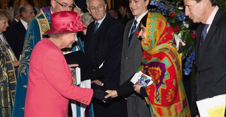 Rainha Elizabeth II recebe a jovem paquistanesa Malala Yousafzai - Arthur Edwards/Reuters