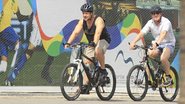 Russell Crowe anda de bicicleta no Rio de Janeiro - AgNews