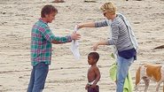 Sean e Charlize Theron levam Jackson para passear em Malibu - X17 Online/The Grosby Group