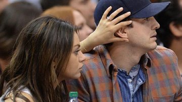 Mila Kunis exibe enorme anel de diamante na mão esquerda - AKM-GSI/Splash