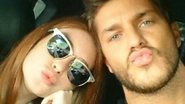 Marina Ruy Barbosa e Klebber Toledo fazem biquinho parados no trânsito - Twitter/Reprodução