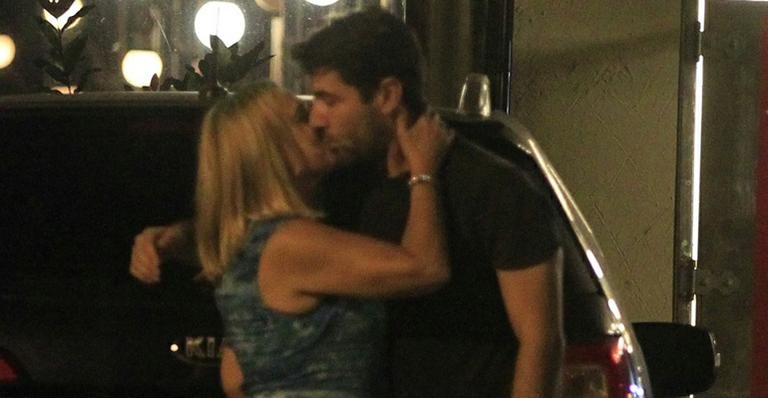 Susana Vieira é vista beijando o ex-noivo, Sandro Pedroso - Delson Silva/AgNews