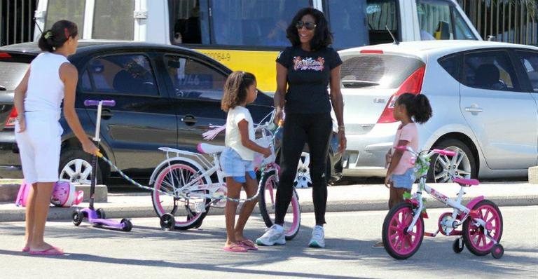 Glória Maria leva as filhas para andar de bicicleta e brinca de pular corda - JC Pereira/AgNews