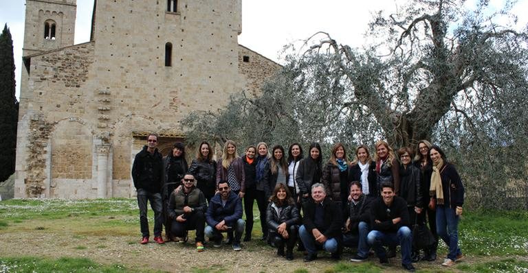 Arquitetos, designers e decoradores premiados pelo D&D Shopping visitam a Abbazia Di Sant'Antimo, em Montalcino, Toscana. Em pé: Fernando Freixo de Carvalho, Paula GaMbier, Danielle Cortez, Natália Meyer, Ieda Korman, Vânia Ceccotto, Camila Carneiro - DIVULGAÇÃO