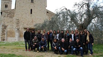 Arquitetos, designers e decoradores premiados pelo D&D Shopping visitam a Abbazia Di Sant'Antimo, em Montalcino, Toscana. Em pé: Fernando Freixo de Carvalho, Paula GaMbier, Danielle Cortez, Natália Meyer, Ieda Korman, Vânia Ceccotto, Camila Carneiro - DIVULGAÇÃO