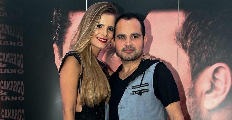 Em São Paulo, Luciano sobe ao palco com violão com nome da eleita, Flávia - Cláudio Augusto/Photo Rio News