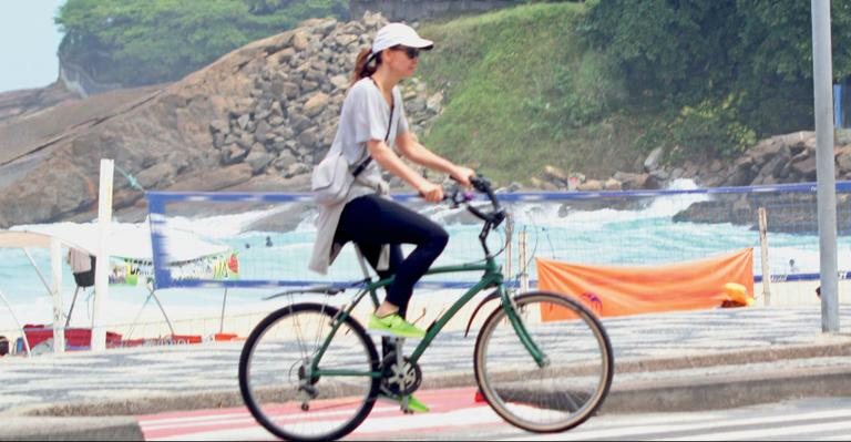 Julia Lemmertz prefere pedalar para percorrer pequenas distâncias no Rio - J. Humberto / Agnews