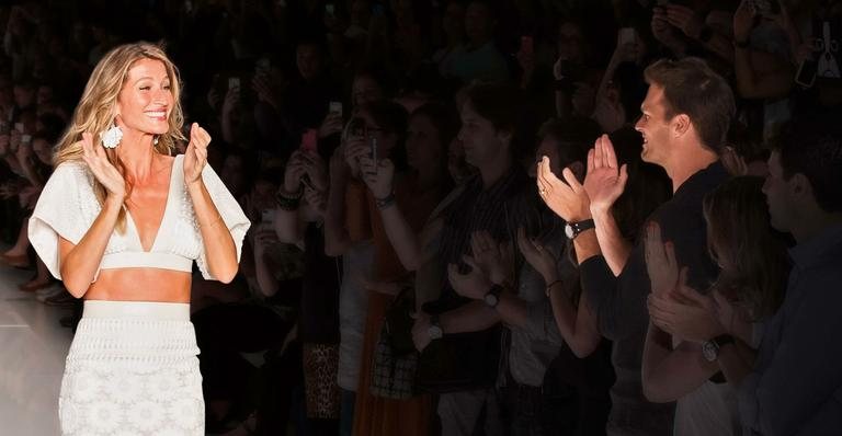 Gisele Bündchen é tietada pelo marido, Tom Brady, durante desfile no SPFW - Agnews e Samuel Chaves/S4 Photopress