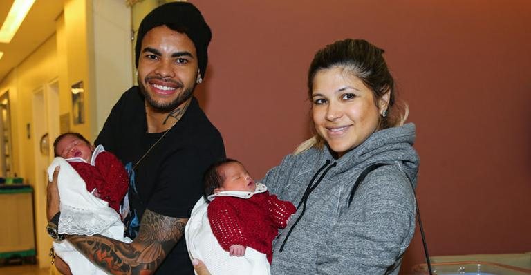 Dentinho e Danielle Souza deixam a maternidade com as filhas gêmeas - Manuela Scarpa/Photo Rio News