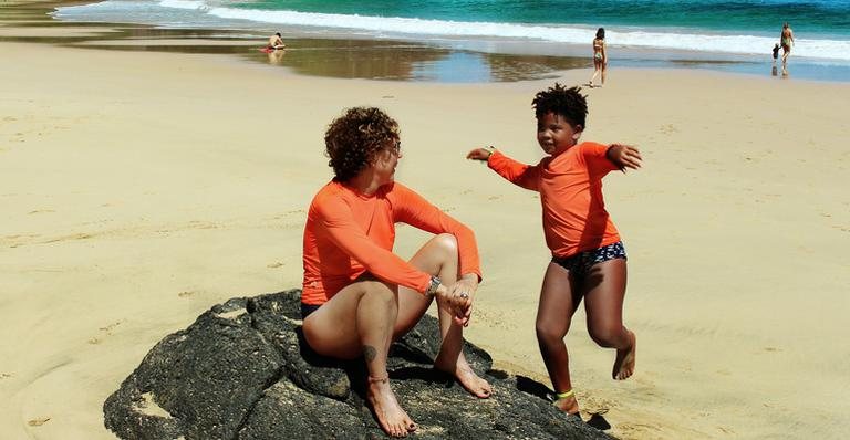 Astrid Fontenelle comenta: Essa é a praia do Sancho, em Fernando de Noronha, uma das mais bonitas do mundo. Precisava levar Gabriel. Sonho realizado. - Astrid Fontenelle