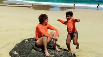 Astrid Fontenelle comenta: Essa é a praia do Sancho, em Fernando de Noronha, uma das mais bonitas do mundo. Precisava levar Gabriel. Sonho realizado. - Astrid Fontenelle