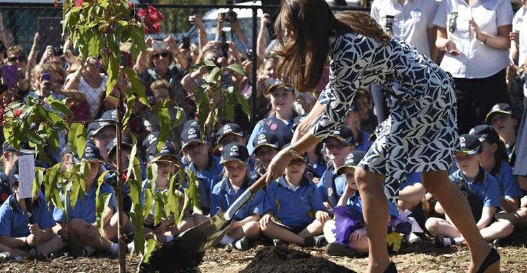 Kate Middleton planta árvore na Austrália - Reuters