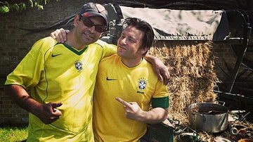 Com a camiseta do Brasil, chef Jamie Oliver prepara uma feijoada - Instagram/Reprodução