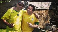 Com a camiseta do Brasil, chef Jamie Oliver prepara uma feijoada - Instagram/Reprodução