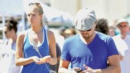 Leonardo DiCaprio e Toni Garrn foram juntos às compras em Beverly Hills - AKM-GSI/AKM-GSI