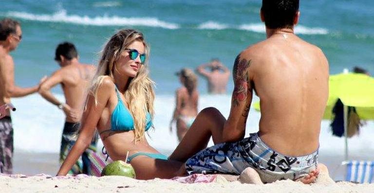 Yasmin Brunet curte praia com o marido, Evandro Soldati - JC Pereira / Ag. News