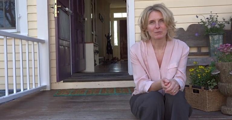 Elizabeth Gilbert faz vídeo para vender mansão - Reprodução