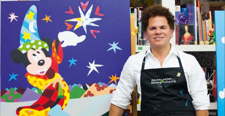 Romero Britto está projetando uma tela do Mickey para o príncipe George - Patricia Herbetta