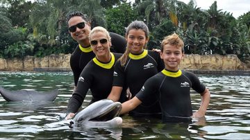 Carla Perez e Xandy fazem viagem com os filhos para Orlando, nos EUA - -