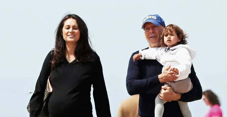 Bruce Willis curtiu a família em passeio na praia de Santa Mônica, Califórnia - AKM-GSI/AKM-GSI